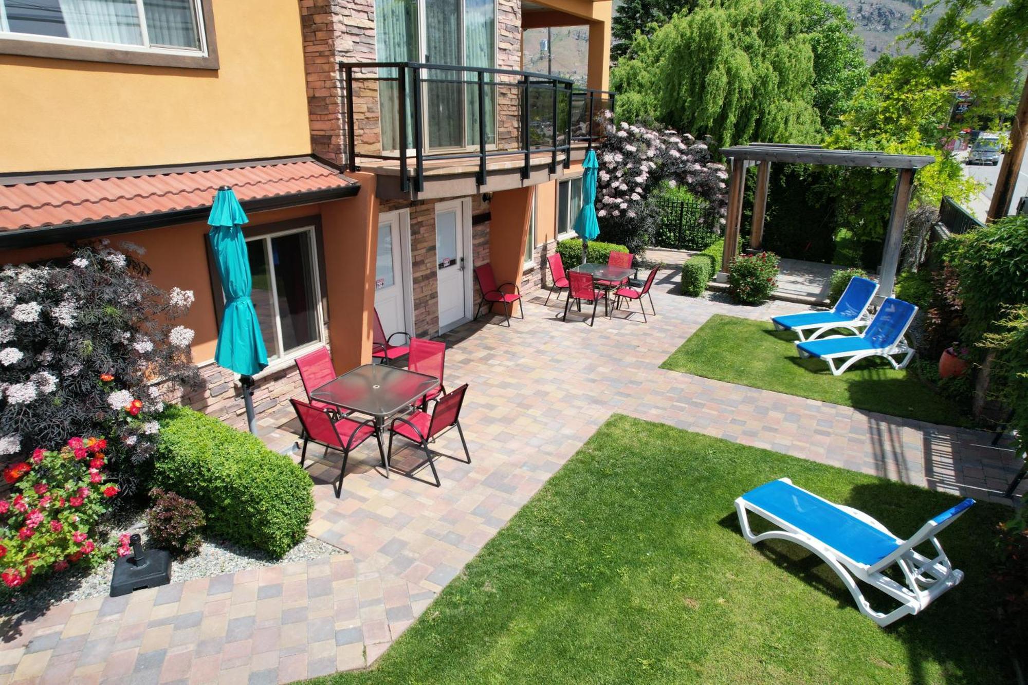 Sahara Courtyard Inn&Suites Osoyoos Bagian luar foto