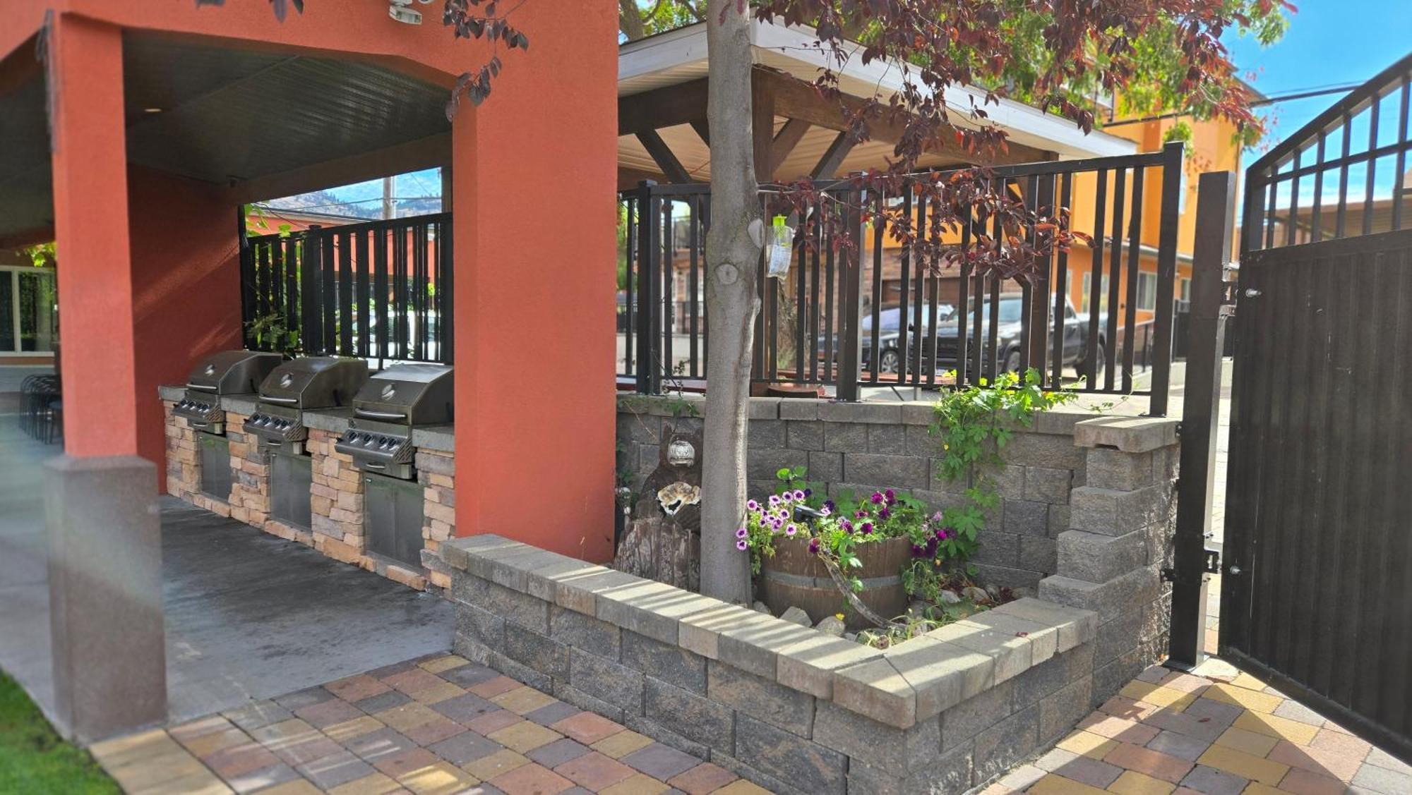 Sahara Courtyard Inn&Suites Osoyoos Bagian luar foto