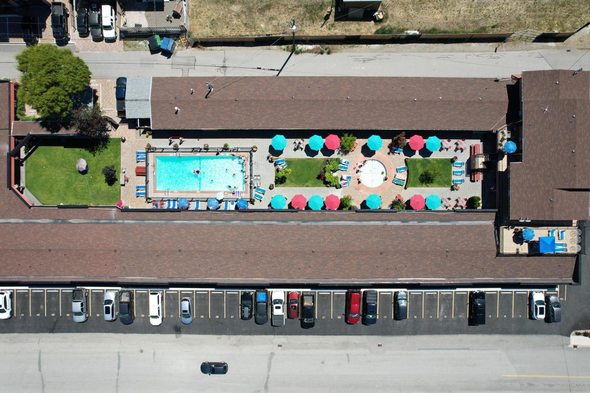 Sahara Courtyard Inn&Suites Osoyoos Bagian luar foto