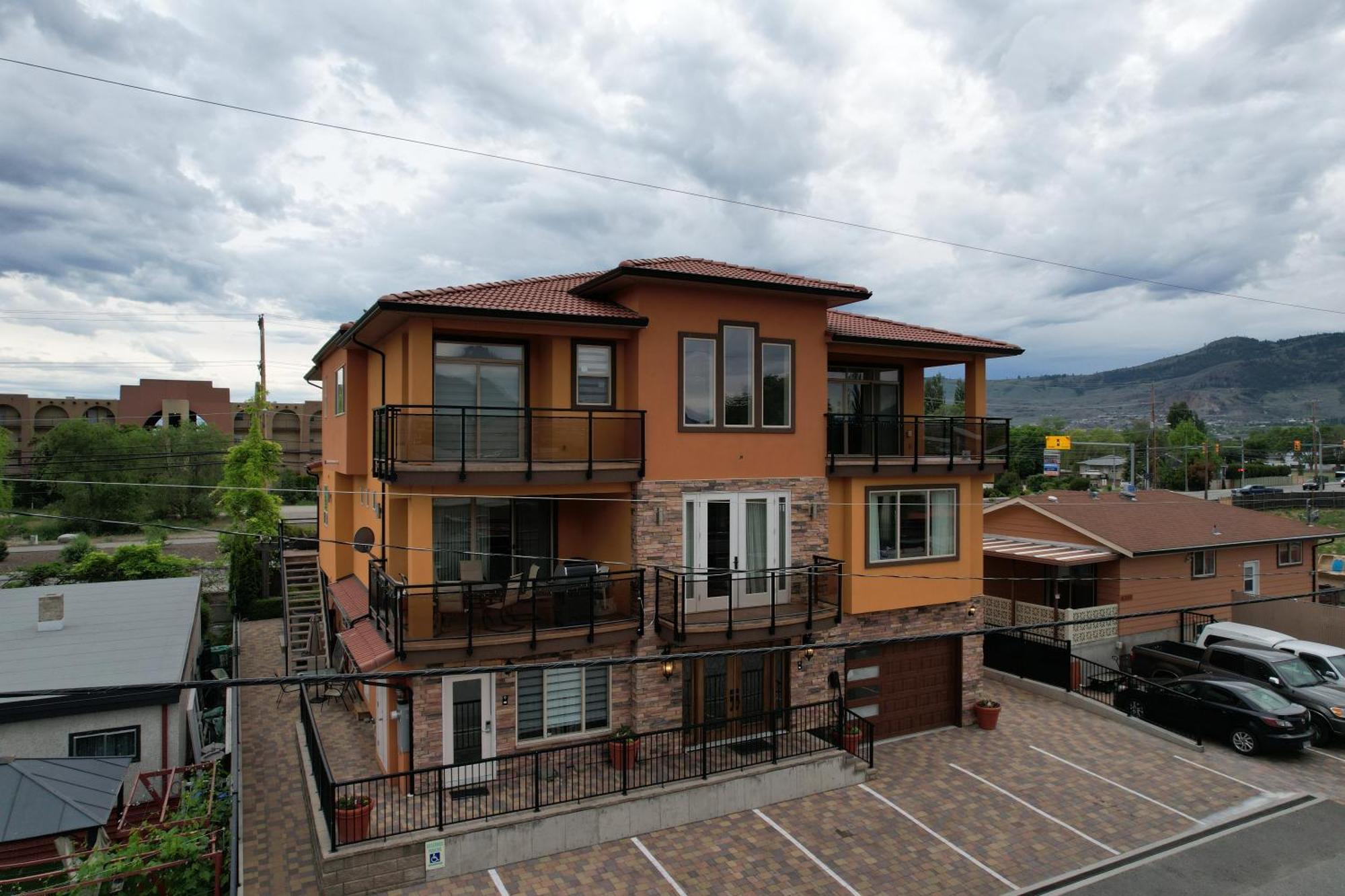 Sahara Courtyard Inn&Suites Osoyoos Bagian luar foto