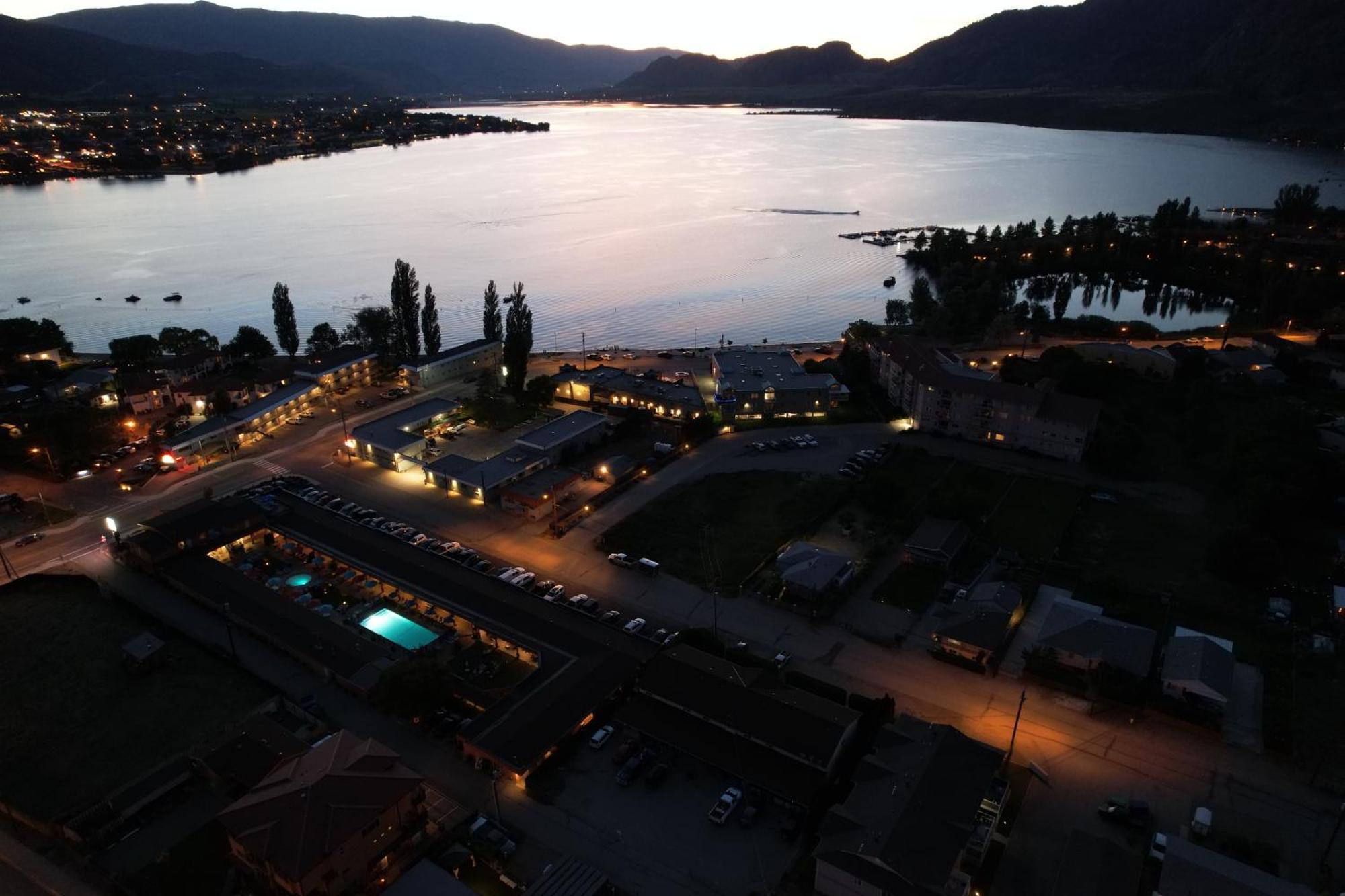Sahara Courtyard Inn&Suites Osoyoos Bagian luar foto