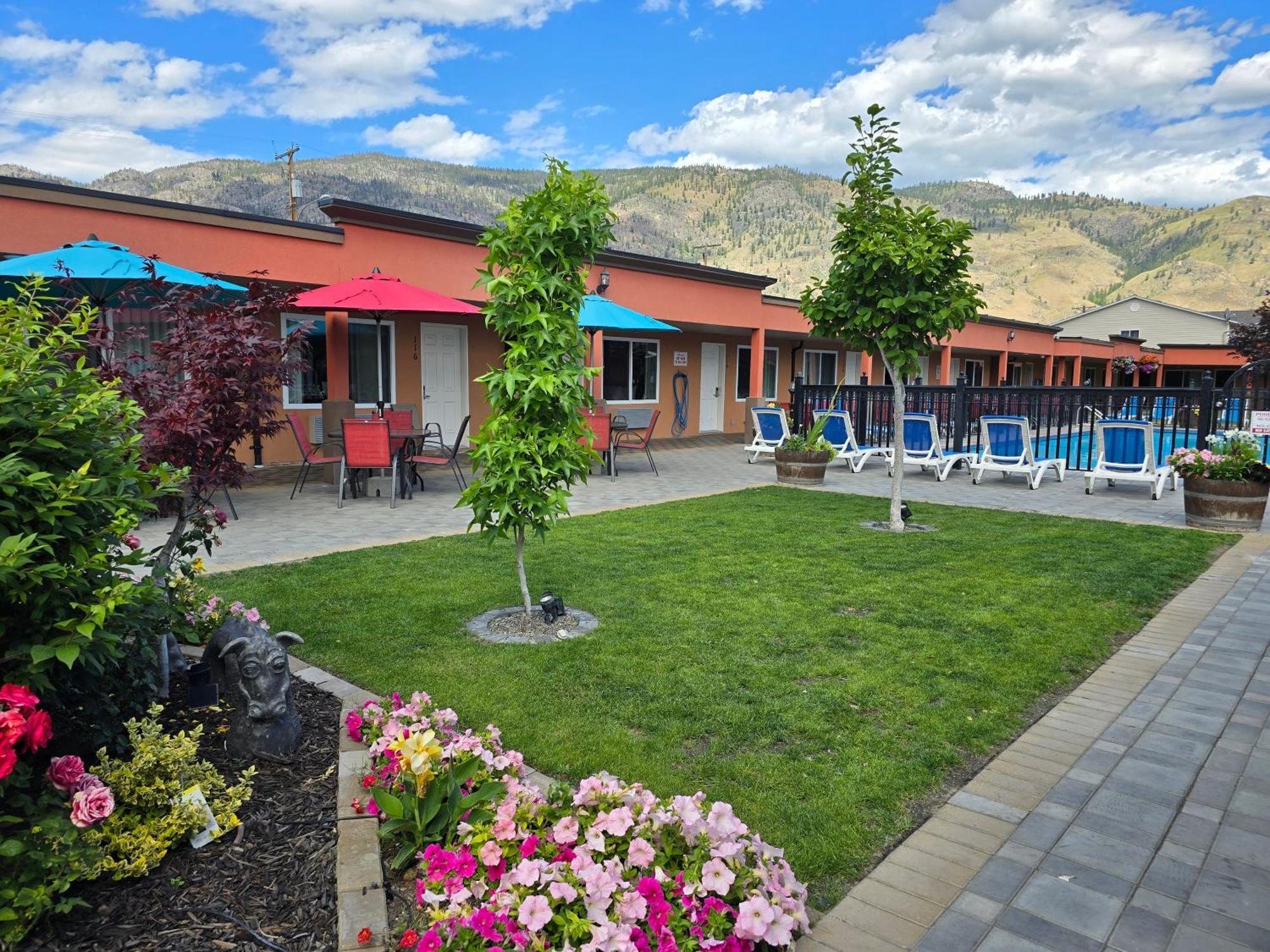 Sahara Courtyard Inn&Suites Osoyoos Bagian luar foto