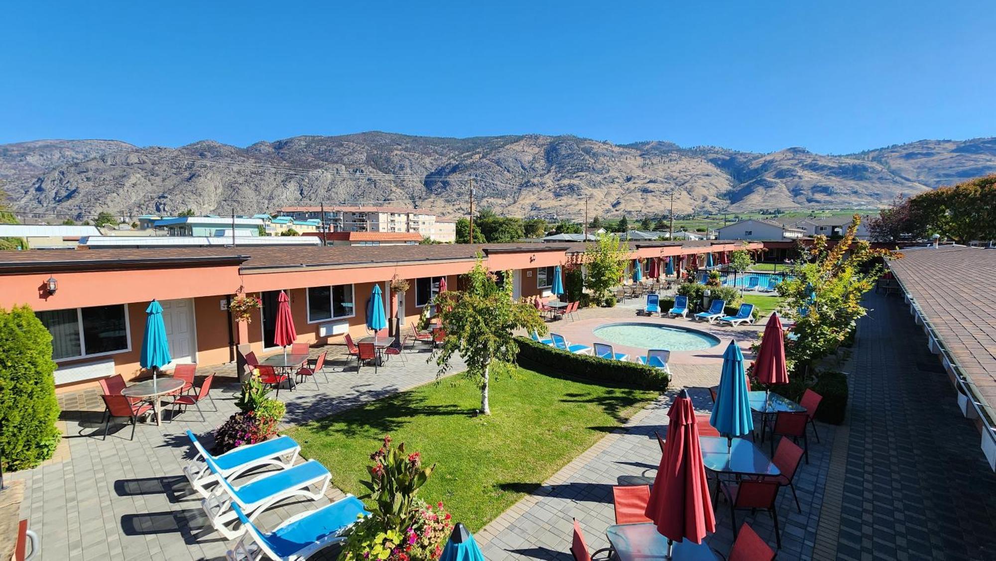 Sahara Courtyard Inn&Suites Osoyoos Bagian luar foto