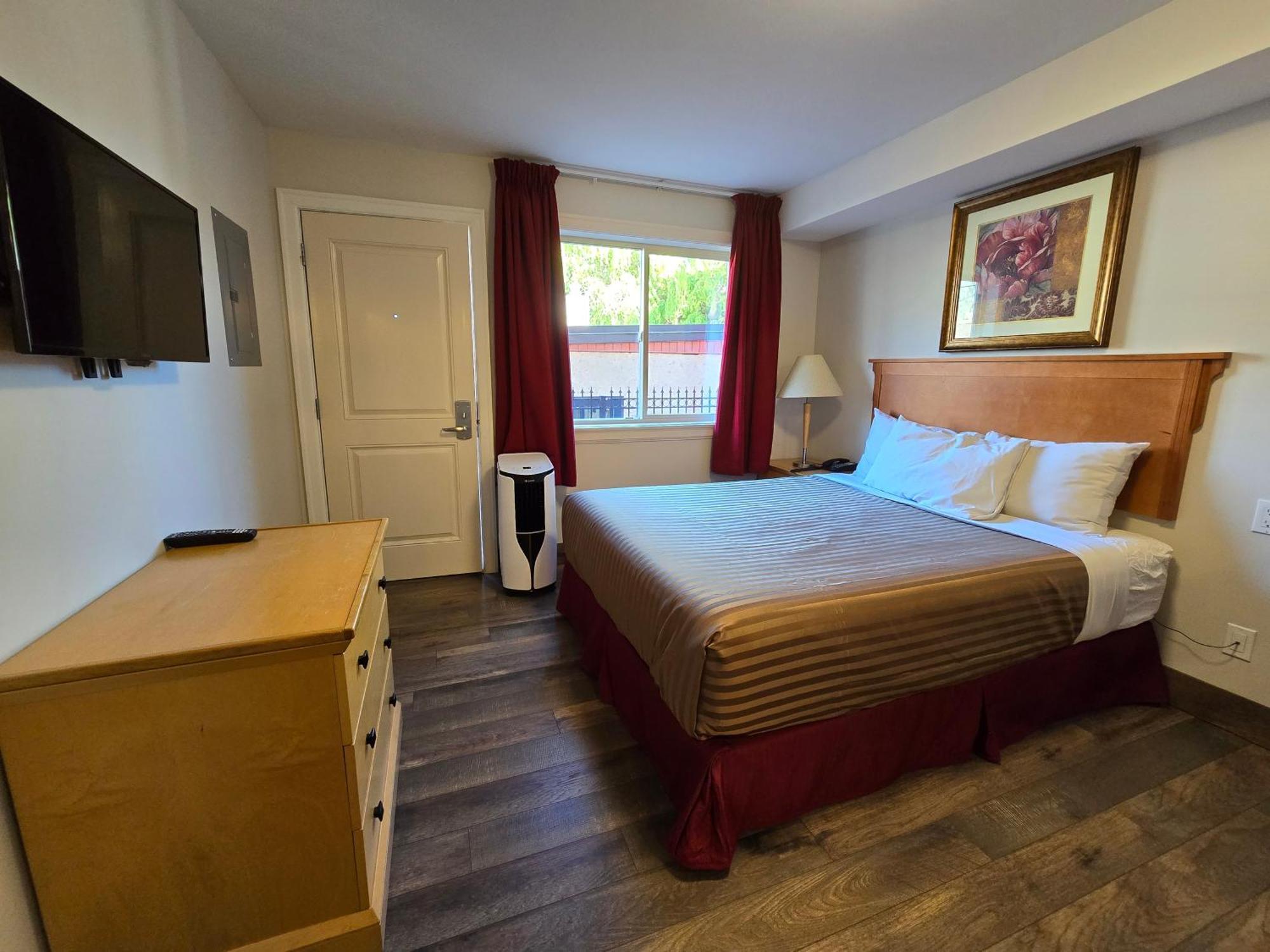Sahara Courtyard Inn&Suites Osoyoos Bagian luar foto