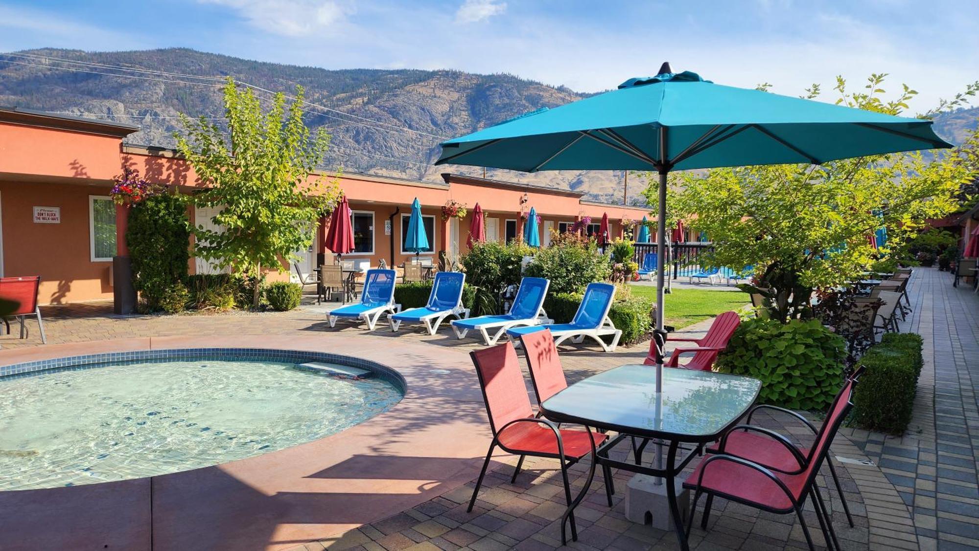 Sahara Courtyard Inn&Suites Osoyoos Bagian luar foto