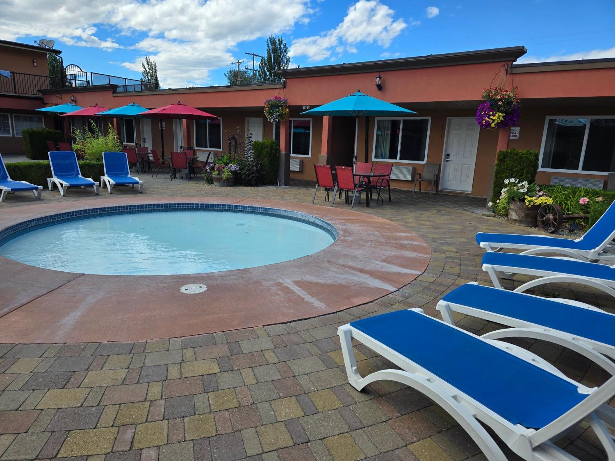 Sahara Courtyard Inn&Suites Osoyoos Bagian luar foto