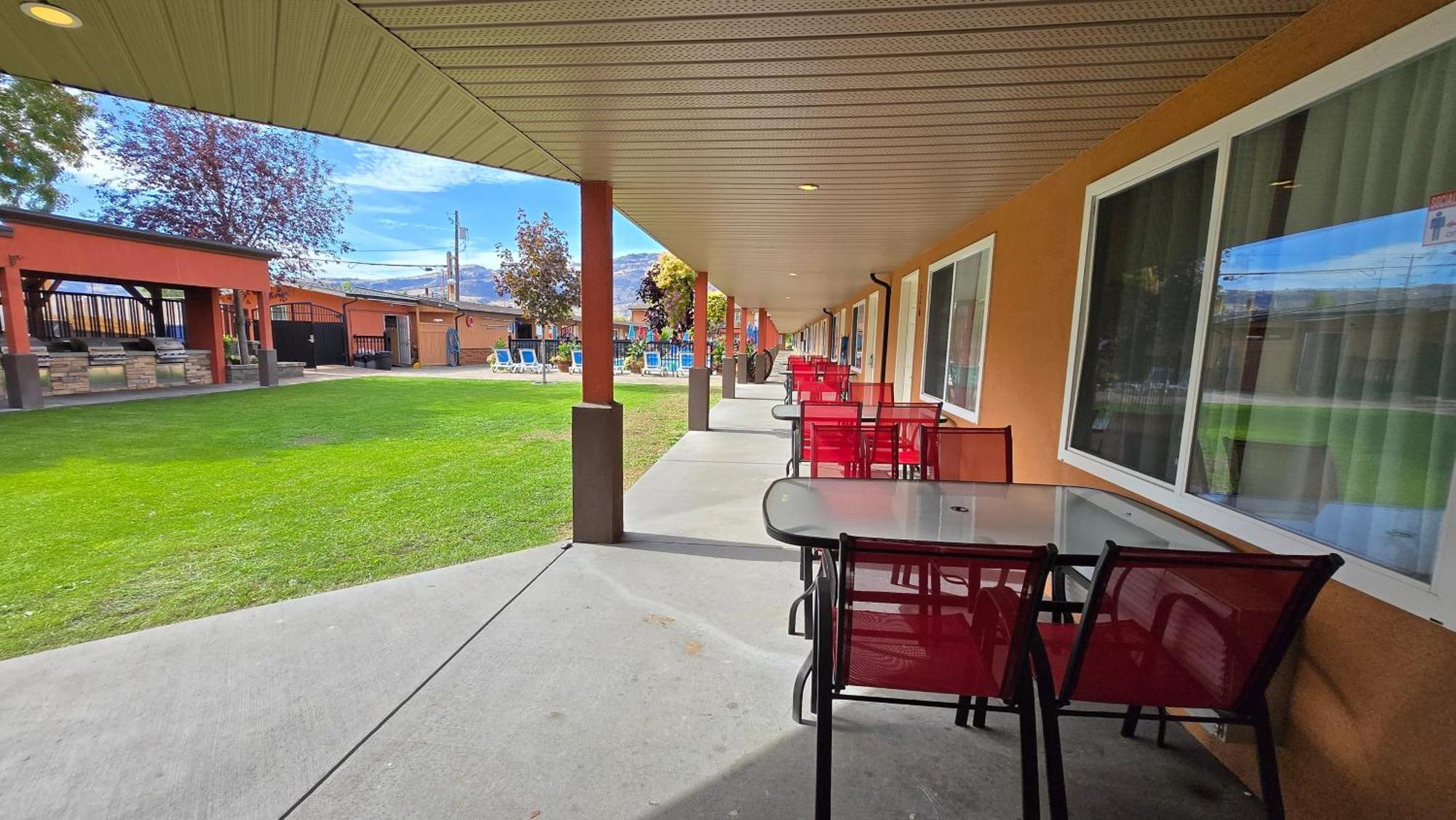 Sahara Courtyard Inn&Suites Osoyoos Bagian luar foto