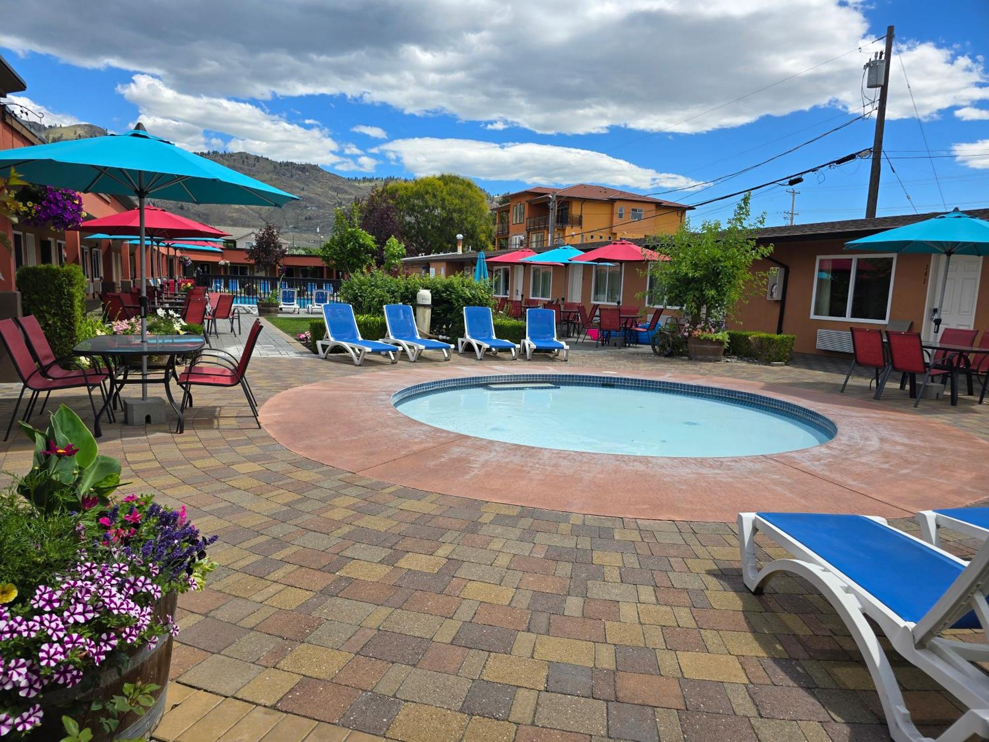 Sahara Courtyard Inn&Suites Osoyoos Bagian luar foto