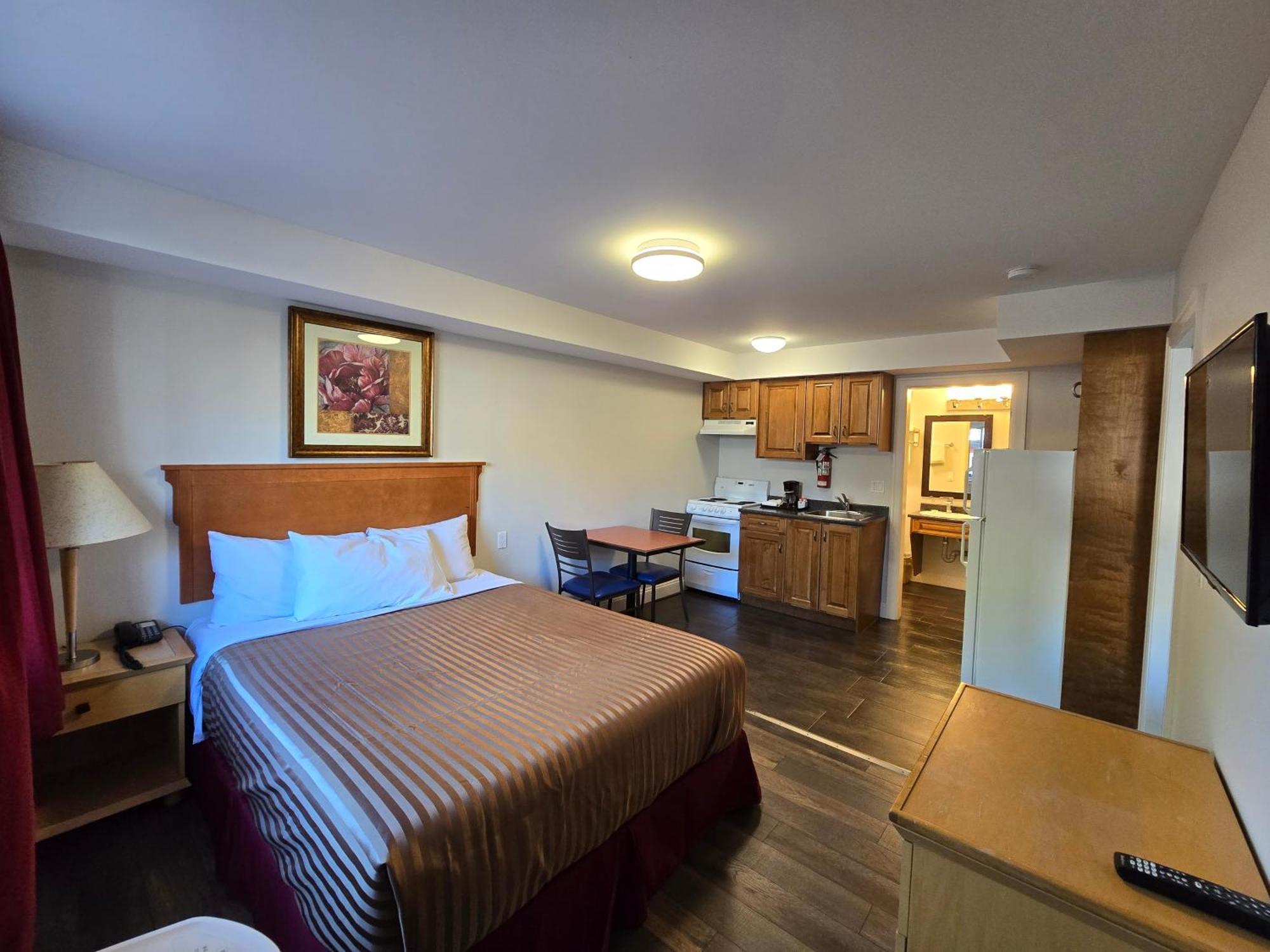 Sahara Courtyard Inn&Suites Osoyoos Bagian luar foto