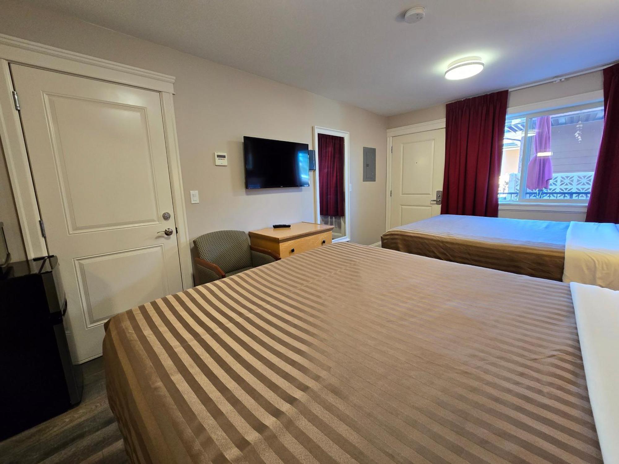 Sahara Courtyard Inn&Suites Osoyoos Bagian luar foto
