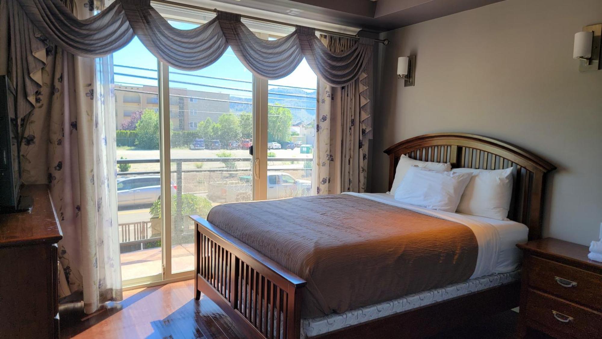 Sahara Courtyard Inn&Suites Osoyoos Bagian luar foto