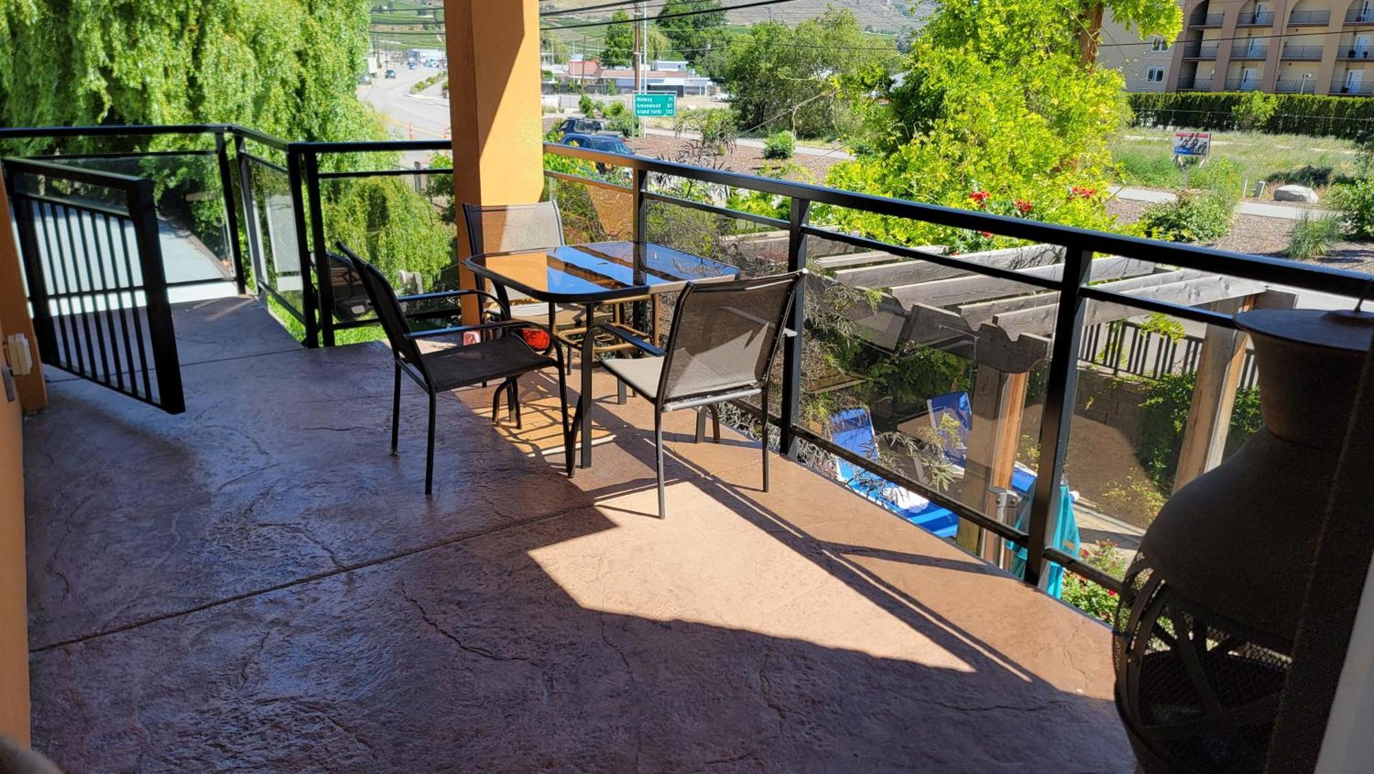 Sahara Courtyard Inn&Suites Osoyoos Bagian luar foto