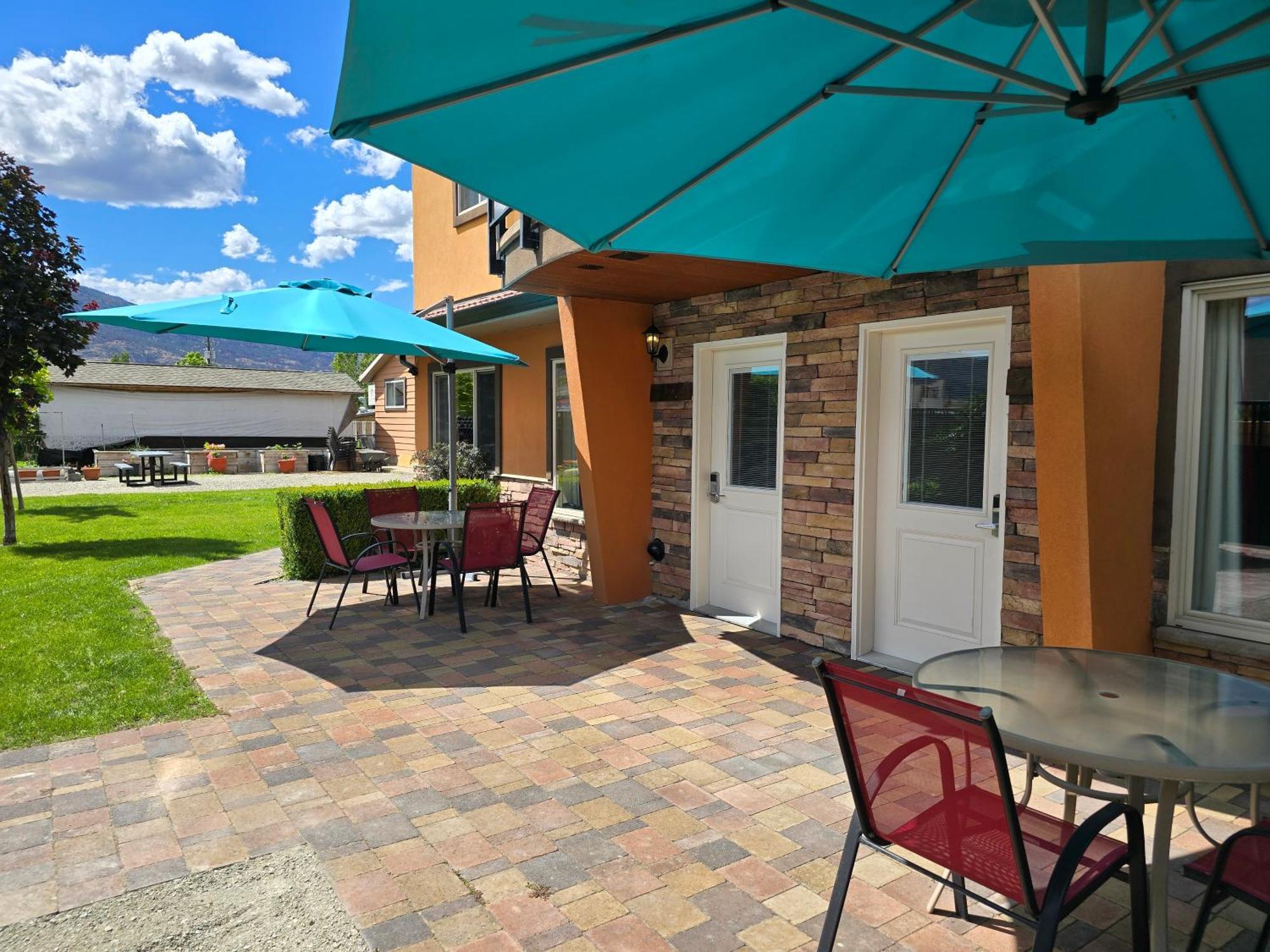 Sahara Courtyard Inn&Suites Osoyoos Bagian luar foto