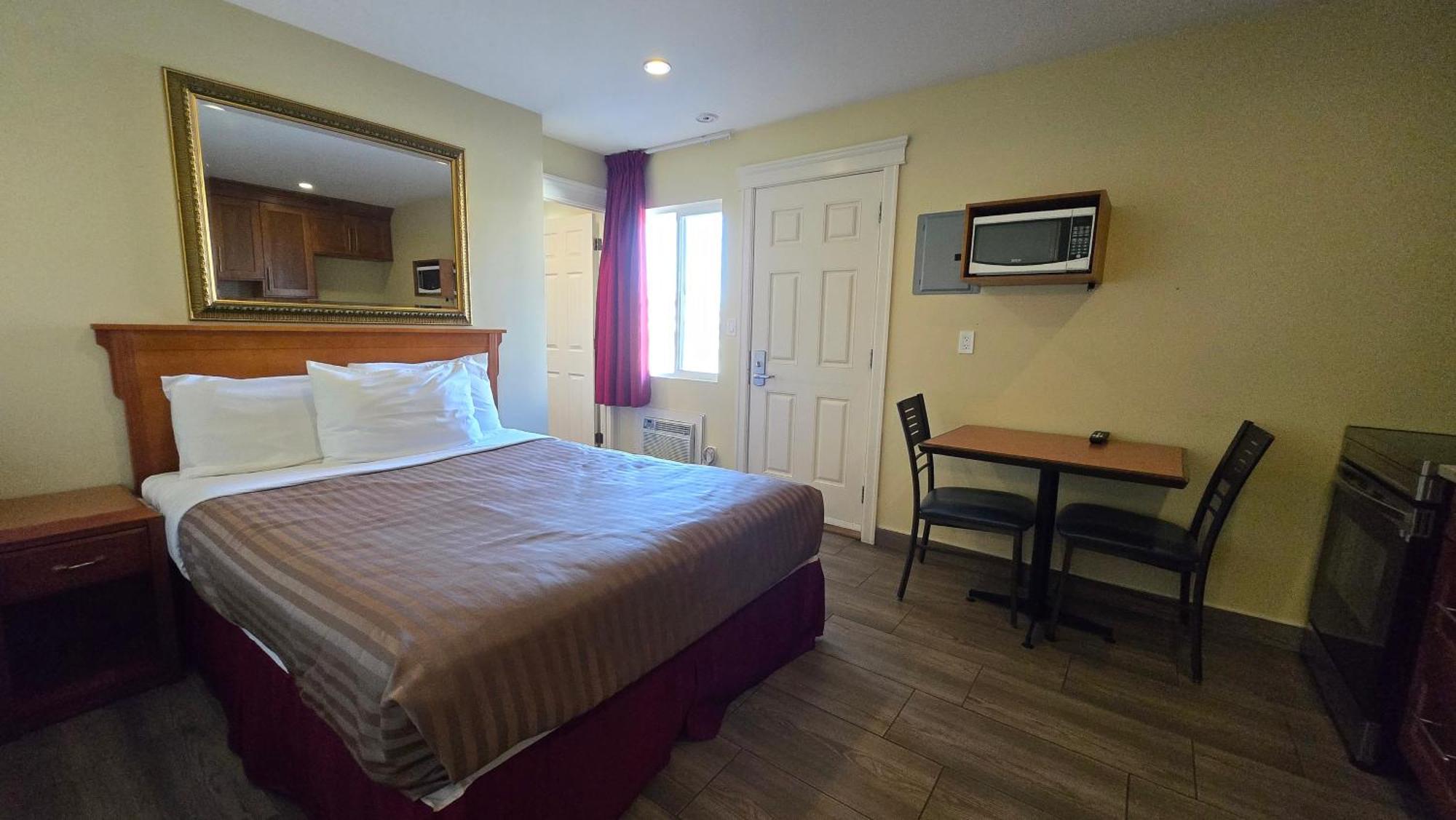 Sahara Courtyard Inn&Suites Osoyoos Bagian luar foto