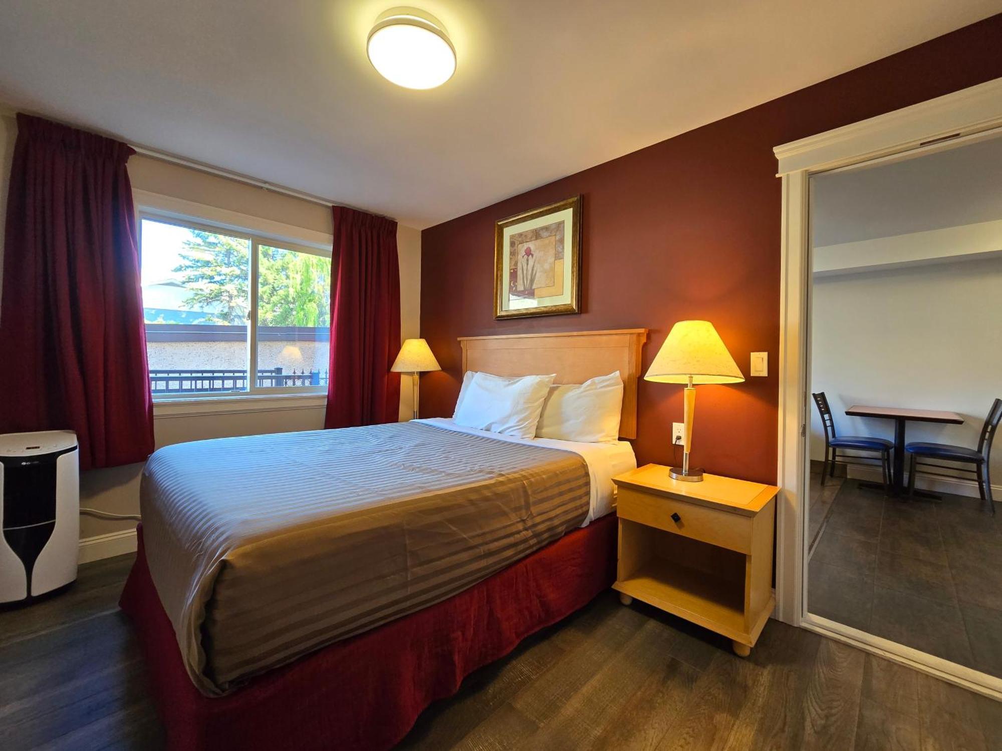 Sahara Courtyard Inn&Suites Osoyoos Bagian luar foto