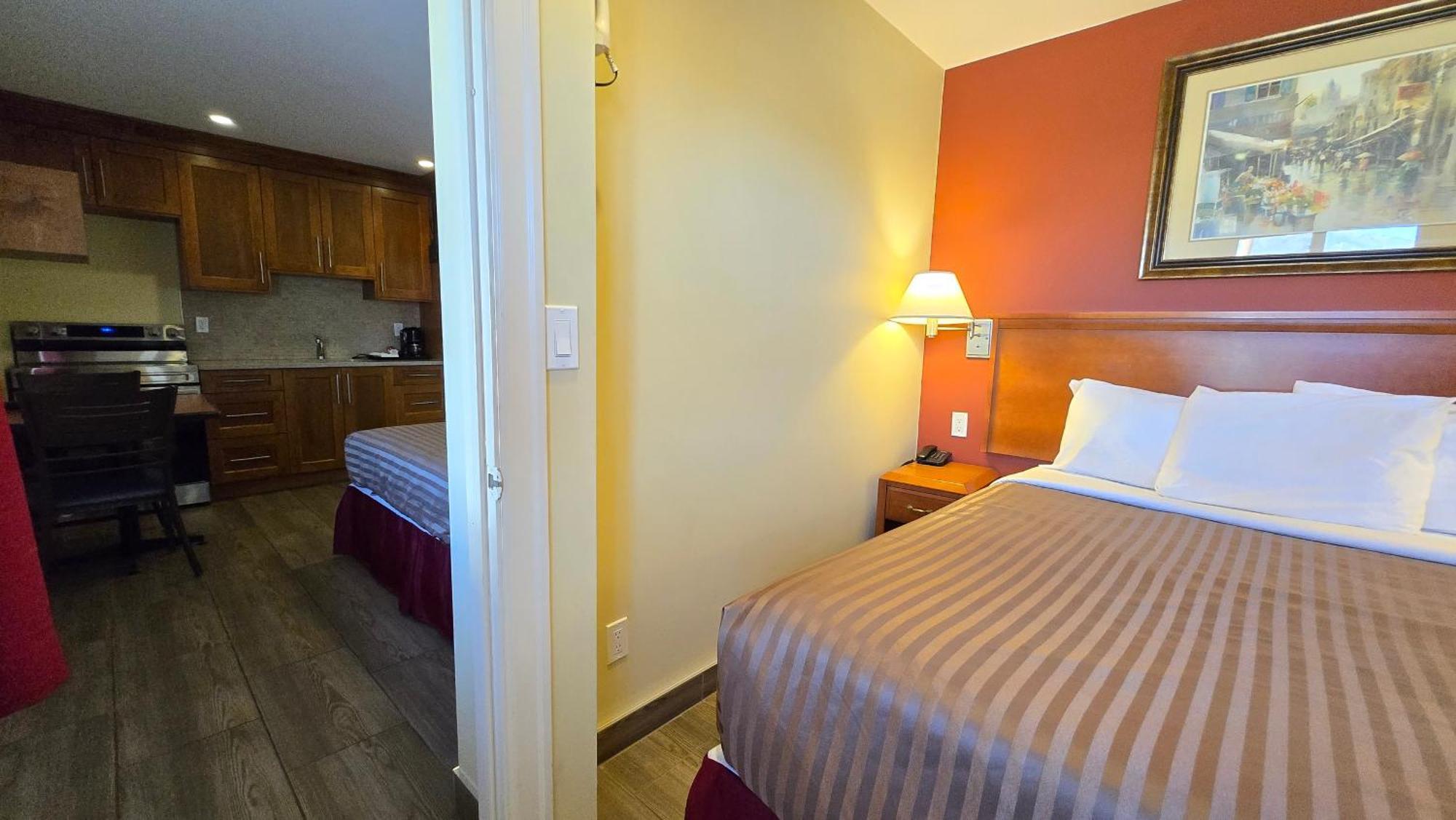 Sahara Courtyard Inn&Suites Osoyoos Bagian luar foto