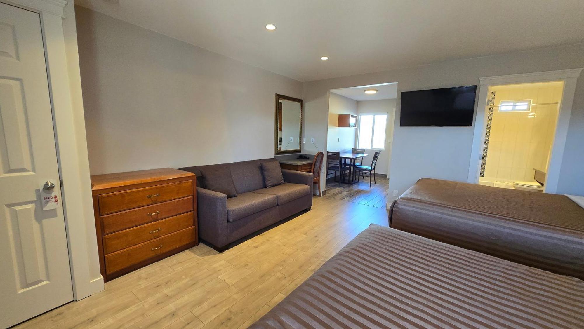 Sahara Courtyard Inn&Suites Osoyoos Bagian luar foto